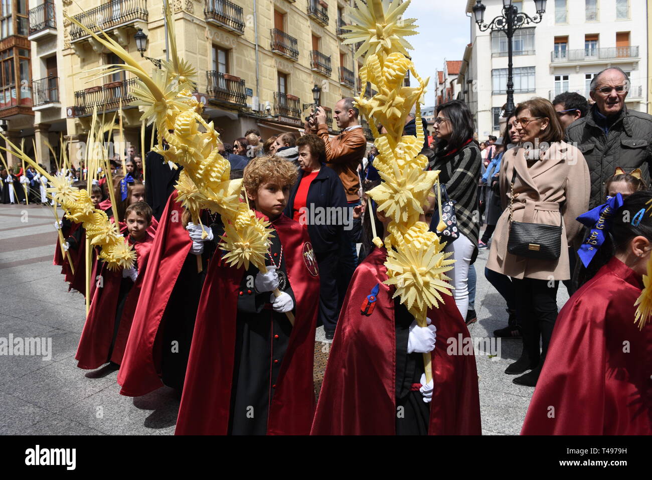 Gläubigen gesehen Holding Palmen während der Prozession von 'Domingo de Ramos (Palmsonntag) in Soria, im Norden von Spanien. Palm Sonntag erinnert an die triumphale Eintrag von Jesus in Jerusalem vor seiner Kreuzigung. Es ist von Christen auf der ganzen Welt gefeiert. Stockfoto