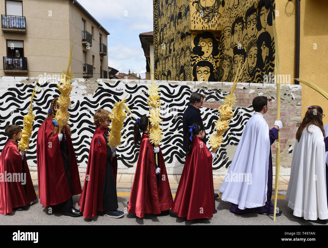 Gläubigen gesehen Holding Palmen während der Prozession von 'Domingo de Ramos (Palmsonntag) in Soria, im Norden von Spanien. Palm Sonntag erinnert an die triumphale Eintrag von Jesus in Jerusalem vor seiner Kreuzigung. Es ist von Christen auf der ganzen Welt gefeiert. Stockfoto