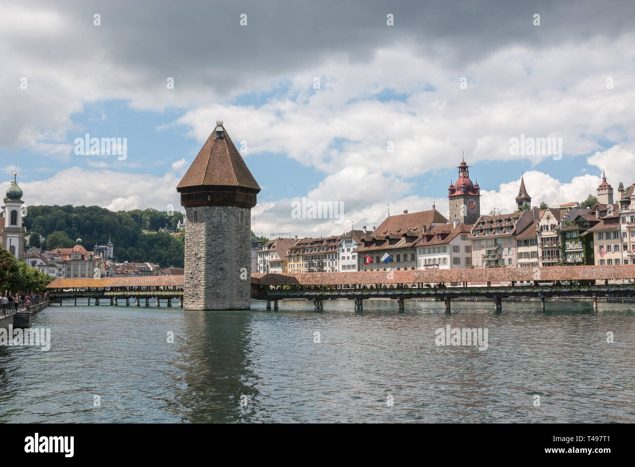 Luzern, Schweiz - Juli 3, 2017: Panoramablick auf das Stadtzentrum von Luzern mit berühmten Kapellbrücke und den Vierwaldstätter See, Reuss. Sommer landscap Stockfoto