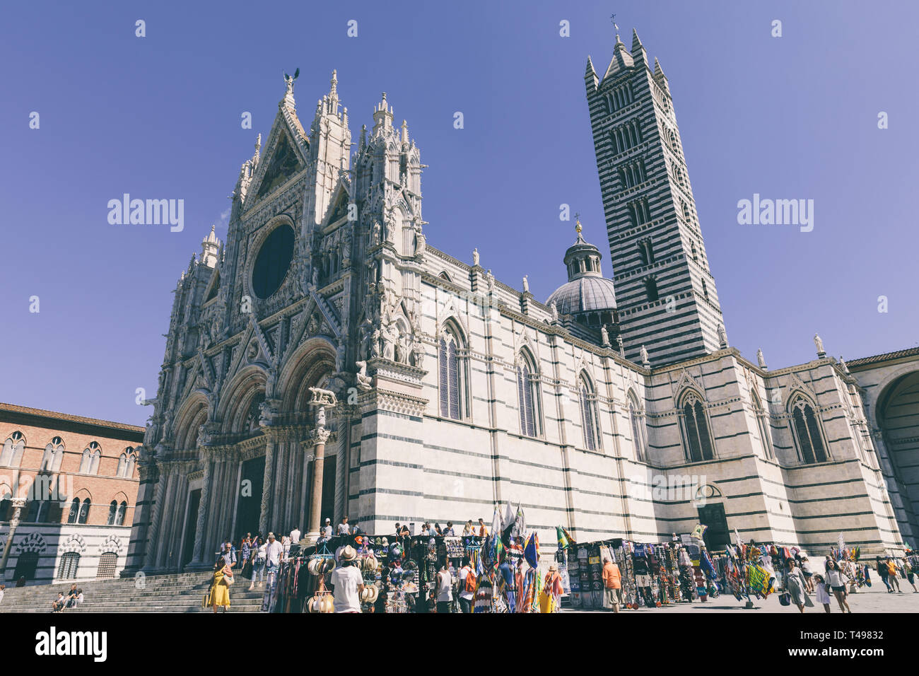 Siena, Italien - 28. Juni 2018: Panoramablick auf äußere der Dom von Siena (Duomo di Siena) ist eine mittelalterliche Kirche in Siena, von seinen earlies gewidmet Stockfoto