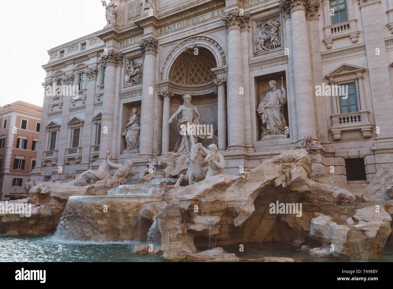 Panoramablick auf den Trevi Brunnen, die Fontana di Trevi Viertel in Rom, Italien. Das vom italienischen Architekten Nicola Salvi entworfen und von Giuseppe Pannini abgeschlossen Stockfoto