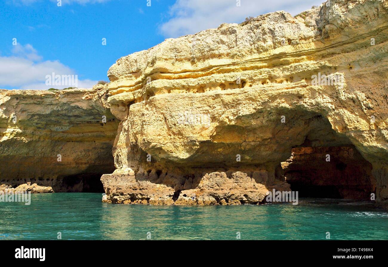 Schöne Grotte oder Höhle auf einer Bootsfahrt von Albufeira bis Bengadil an der Algarve in Portugal gesehen Stockfoto