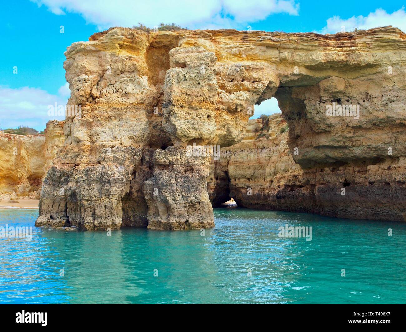 Schöne Grotte oder Höhle auf einer Bootsfahrt von Albufeira bis Bengadil an der Algarve in Portugal gesehen Stockfoto