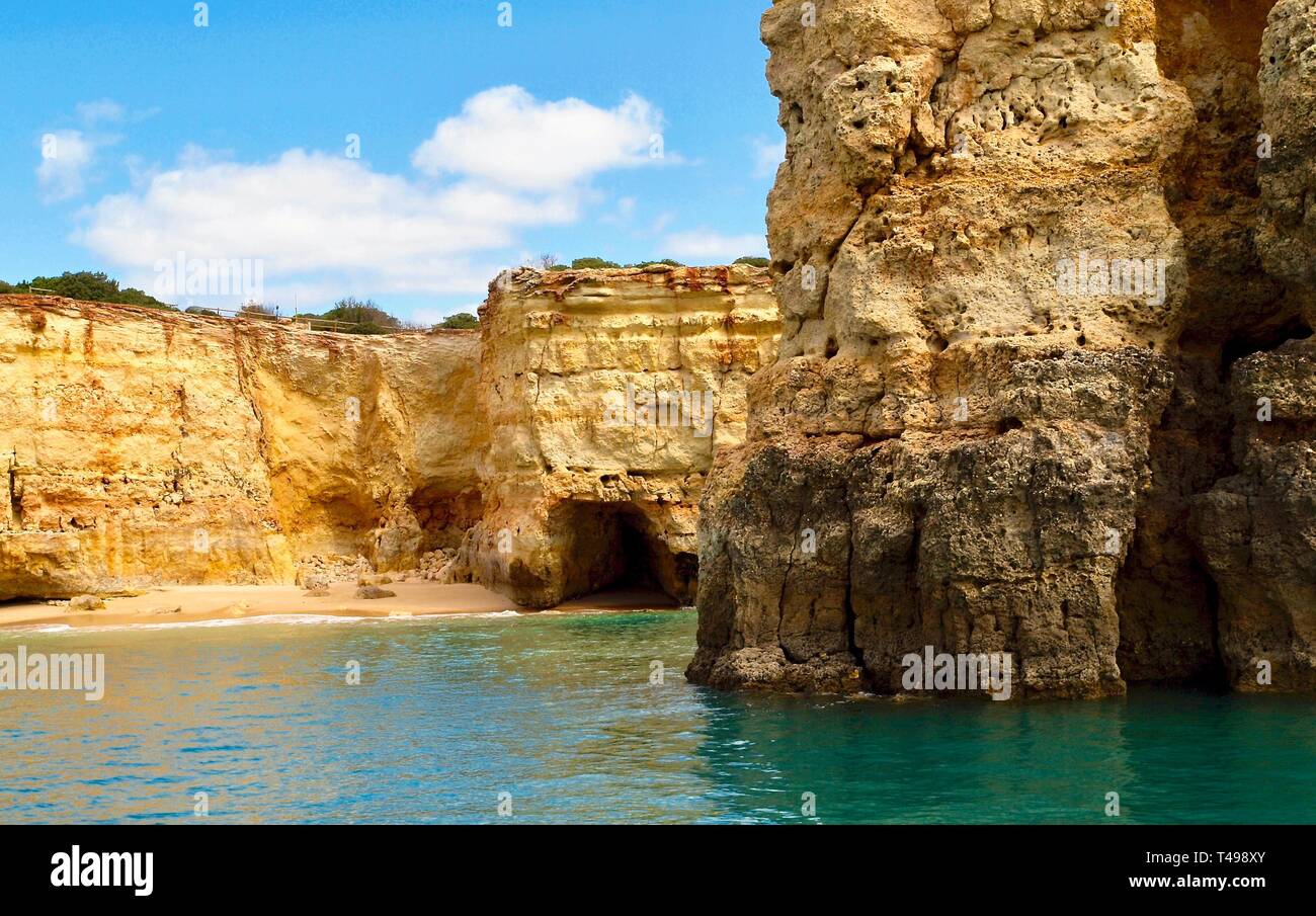 Schöne Grotte oder Höhle auf einer Bootsfahrt von Albufeira bis Bengadil an der Algarve in Portugal gesehen Stockfoto