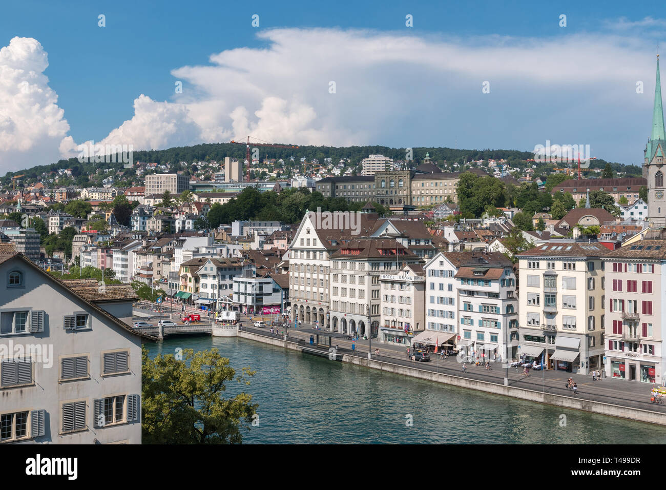 Zürich, Schweiz - 21. Juni 2017: Blick auf die Altstadt der Stadt Zürich und die Limmat vom Lindenhof Park, Zürich, Zürich, Schweiz. Sommer Landschaft, Stockfoto