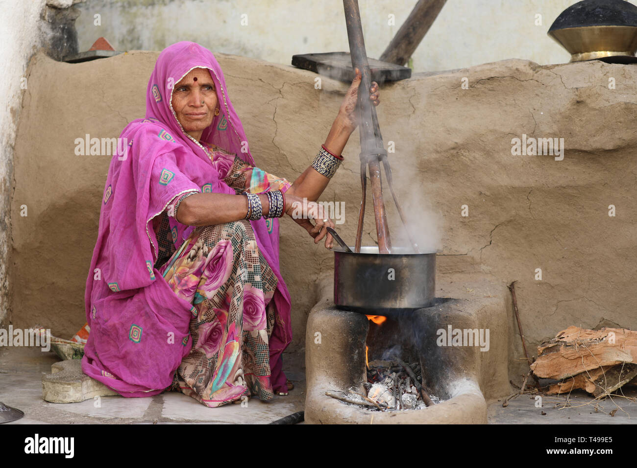 Indische Rajasthani Frau kochen Chapati--- fladenbrot indisches Brot, Jodhpur, Rajasthan, Indien, Asien Stockfoto