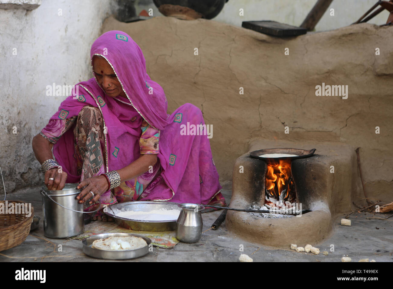 Indische Rajasthani Frau kochen Chapati--- fladenbrot indisches Brot, Jodhpur, Rajasthan, Indien, Asien Stockfoto