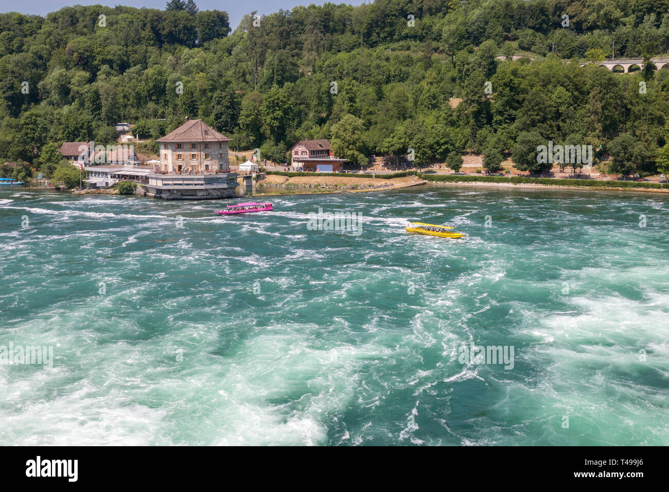 Schaffhausen, Schweiz - 20. Juni 2017: Ansicht der Rheinfall, der größte Wasserfall Europas und die Menschen auf dem Boot um ihn herum. Tag Sommer mit Blau Stockfoto