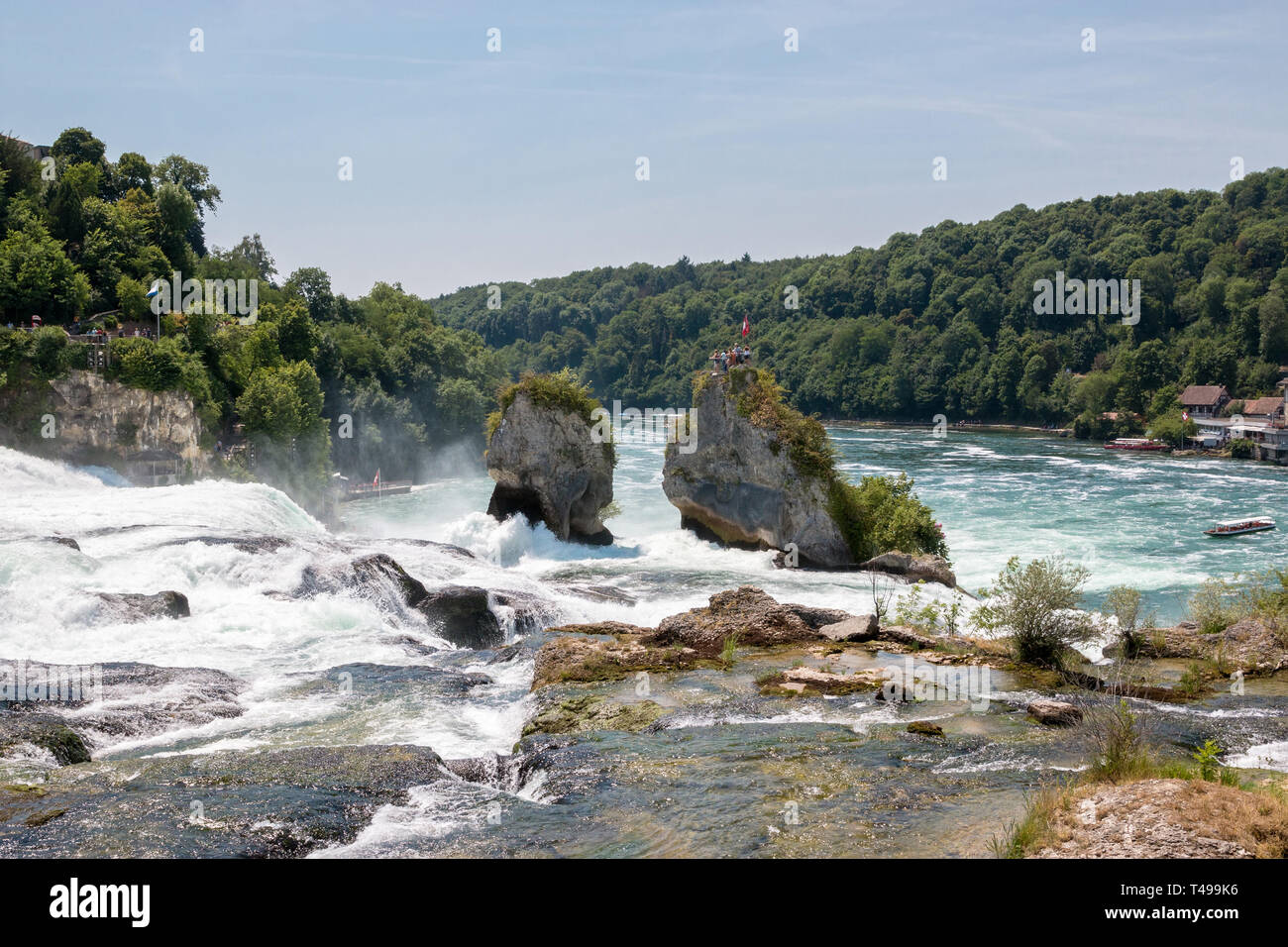 Der Rheinfall, der größte Wasserfall Europas in Schaffhausen, Schweiz. Sommer Landschaft, Sonnenschein Wetter, blauer Himmel und sonnigen Tag Stockfoto