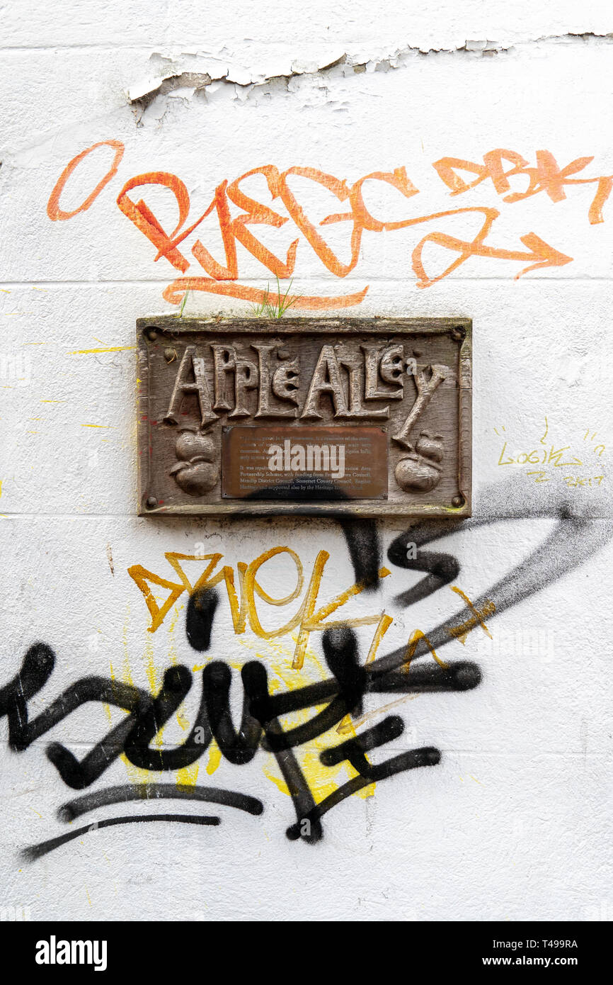 Apple Gasse Zeichen auf weiße Wand mit Graffiti in Frome, Somerset UK umgeben Stockfoto