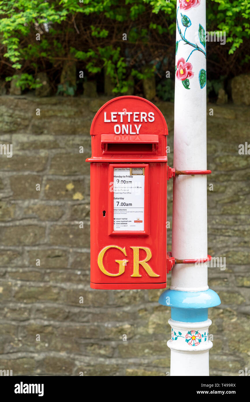 Helle rote König George Royal Mail Post Box Stockfoto