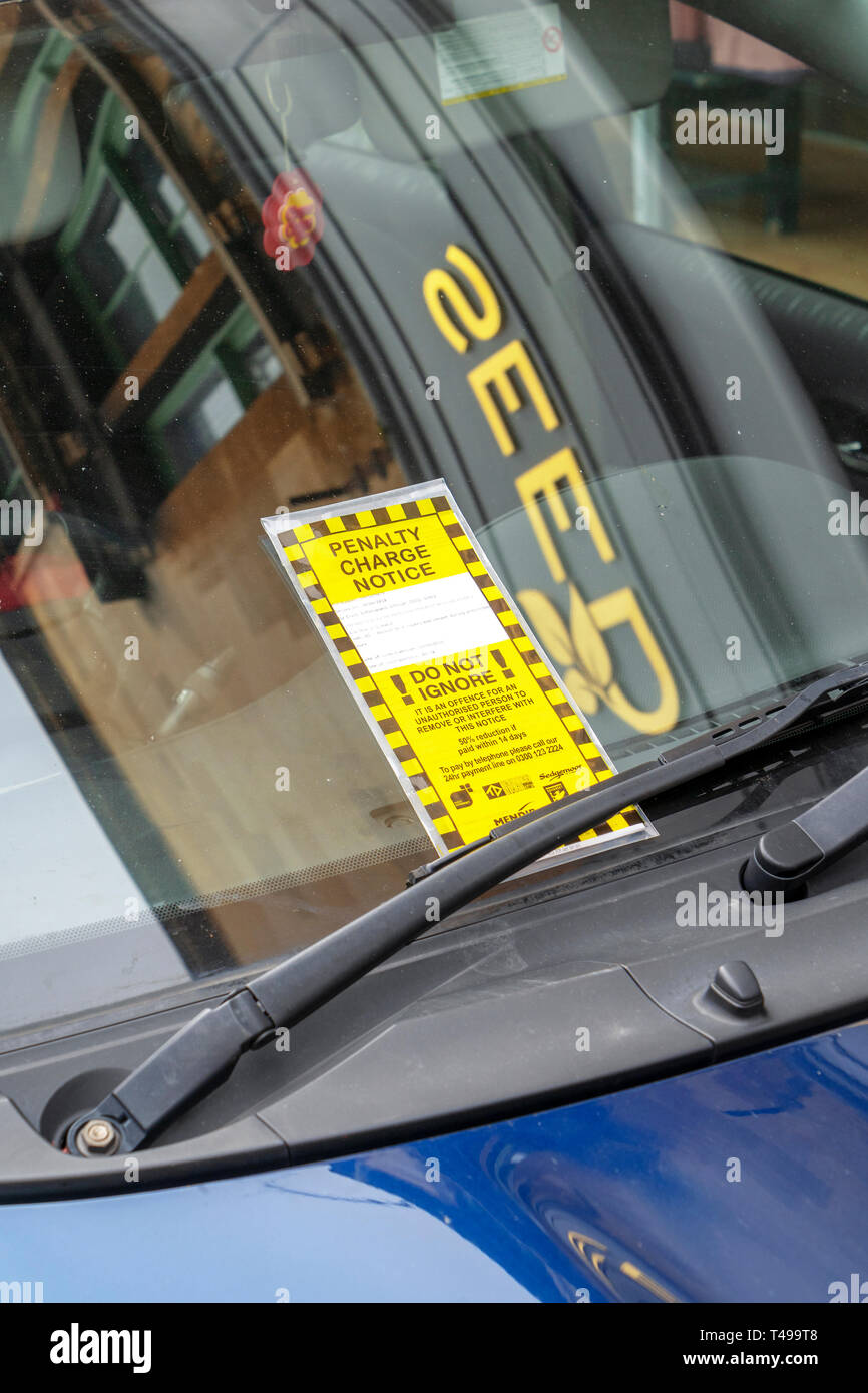Parkplatz Strafennachricht auf Auto Windschutzscheibe Stockfoto