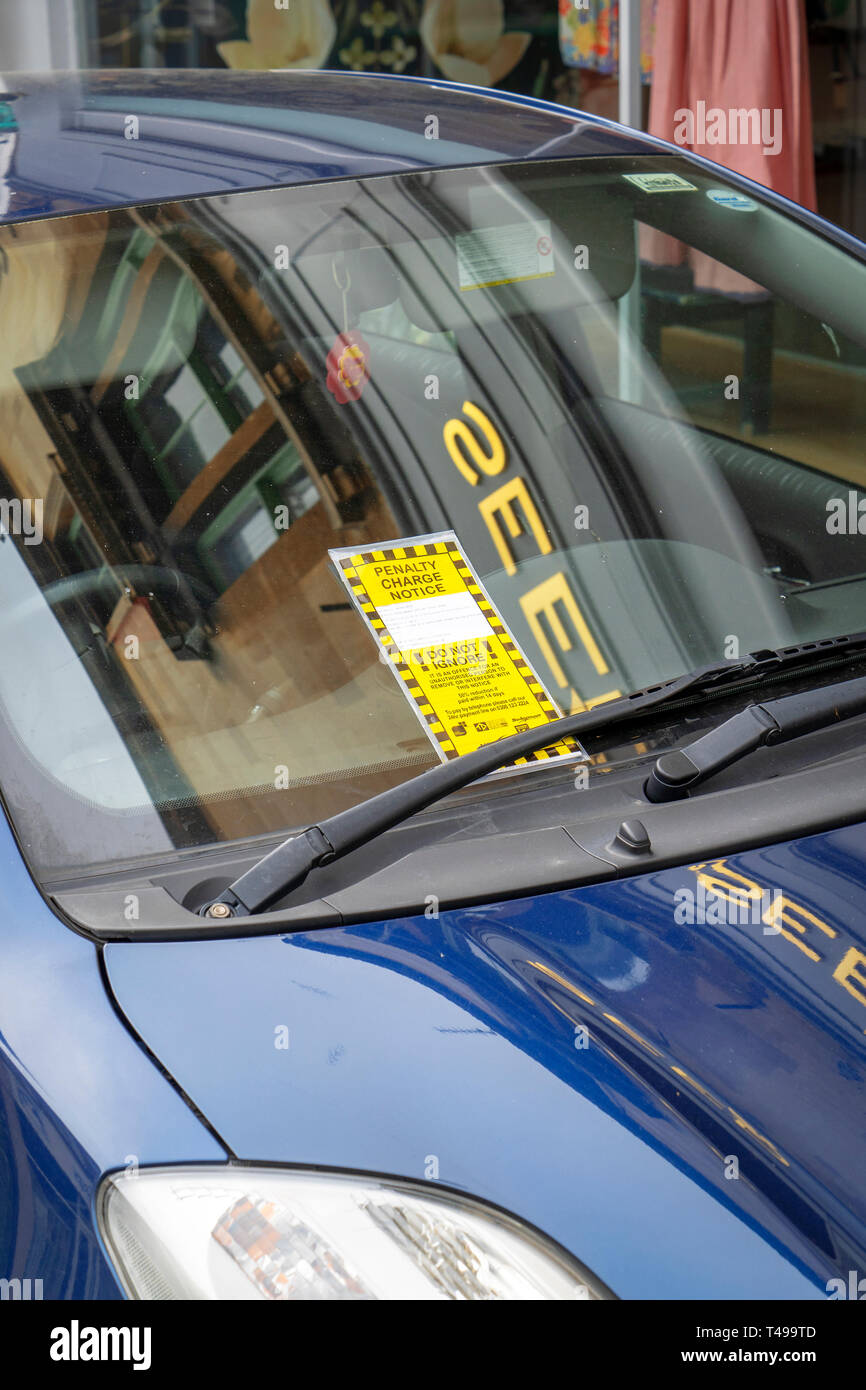 Parkplatz Strafennachricht auf Auto Windschutzscheibe Stockfoto