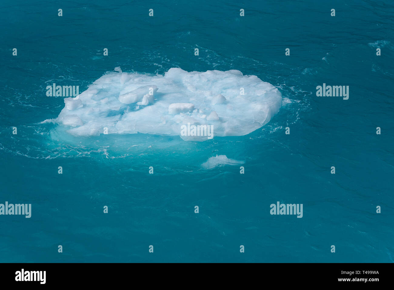 Schönen Meer aquamarinen und Blues mit einem kleinen schwimmenden Eisberg als Natur Hintergrund Stockfoto