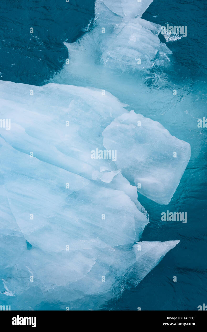 Schönen Meer aquamarinen und Blues mit Nahaufnahme eines kleinen schwimmenden Eisberg als Natur Hintergrund Stockfoto