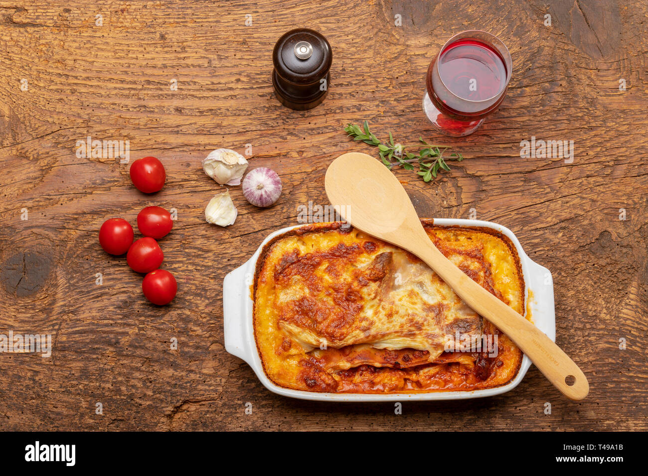 Überblick über ein warmes Lasagne auf Holz Stockfoto