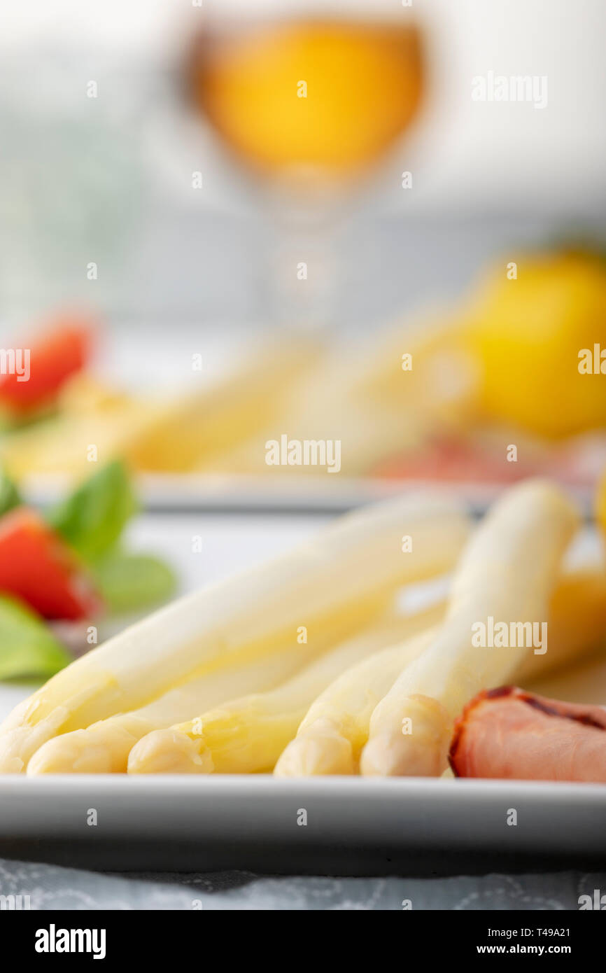 Weißer Spargel mit Schinken und Kartoffeln gekocht Stockfoto