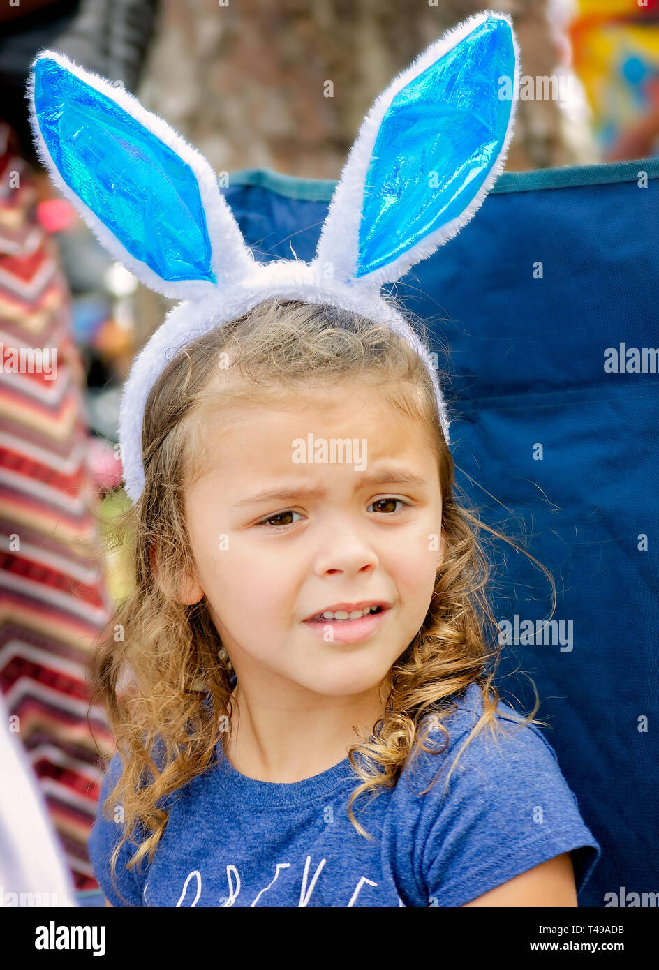 Ein Mädchen trägt bunny Ohren während einer Gemeinschaft Ostereiersuche am Langan Park, April 13, 2019 in Mobile, Alabama. Stockfoto