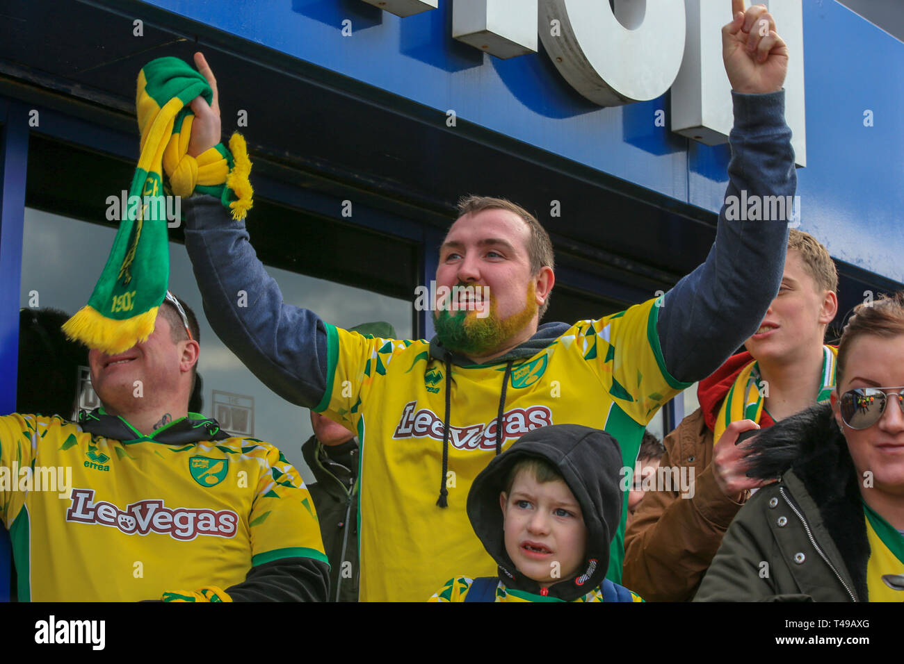14. April 2019, DW Stadium, Wigan, England; Sky Bet Meisterschaft, Wigan vs Norwich City; Norwich fan begrüßen das Team bus Credit: Craig Milner/News Bilder der Englischen Football League Bilder unterliegen DataCo Lizenz Stockfoto