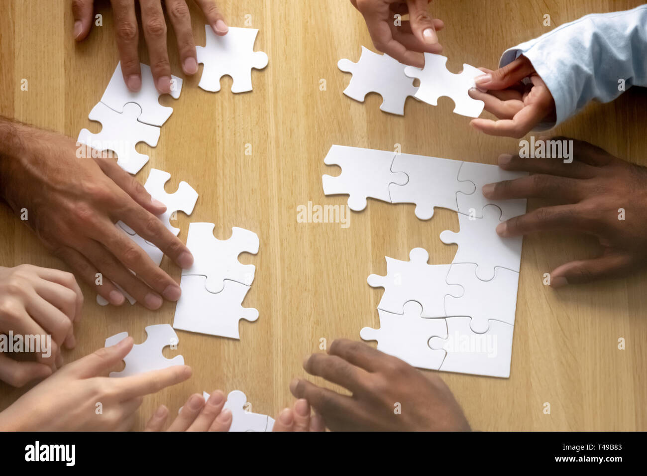 Teamwork Konzept, Business Team Menschen die Hände Puzzle zusammen zusammenbauen Stockfoto