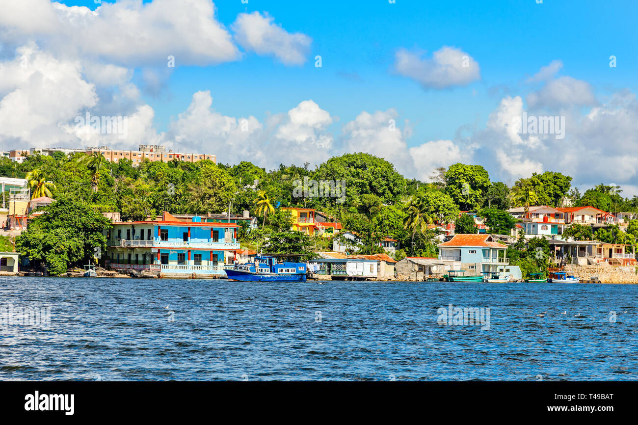 Jagua kubanischen Dorf mit bunten Häusern auf dem Hügel und Fischerboote, Provinz Cienfuegos, Kuba Stockfoto