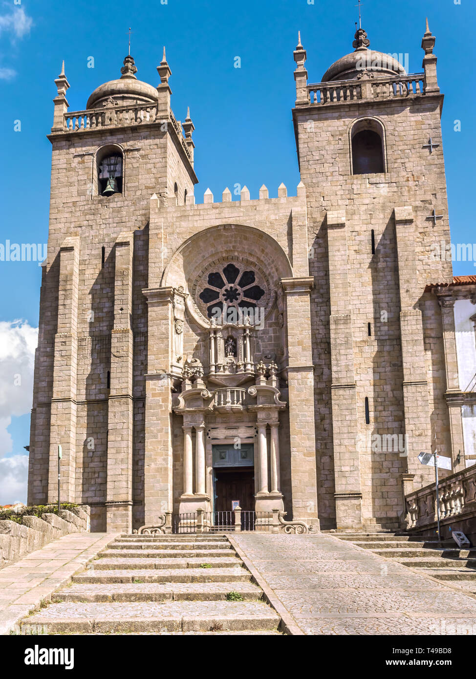 Die romanische Kathedrale von Porto, Portugal ist eine römisch-katholische Kirche im historischen Zentrum von Porto entfernt Stockfoto