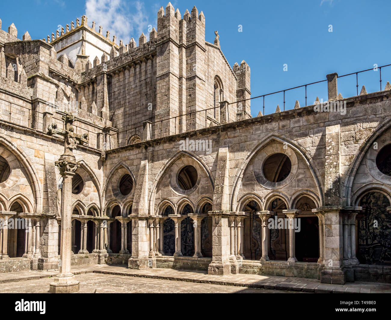 Die romanische Kathedrale von Porto, Portugal ist eine römisch-katholische Kirche im historischen Zentrum von Porto entfernt Stockfoto