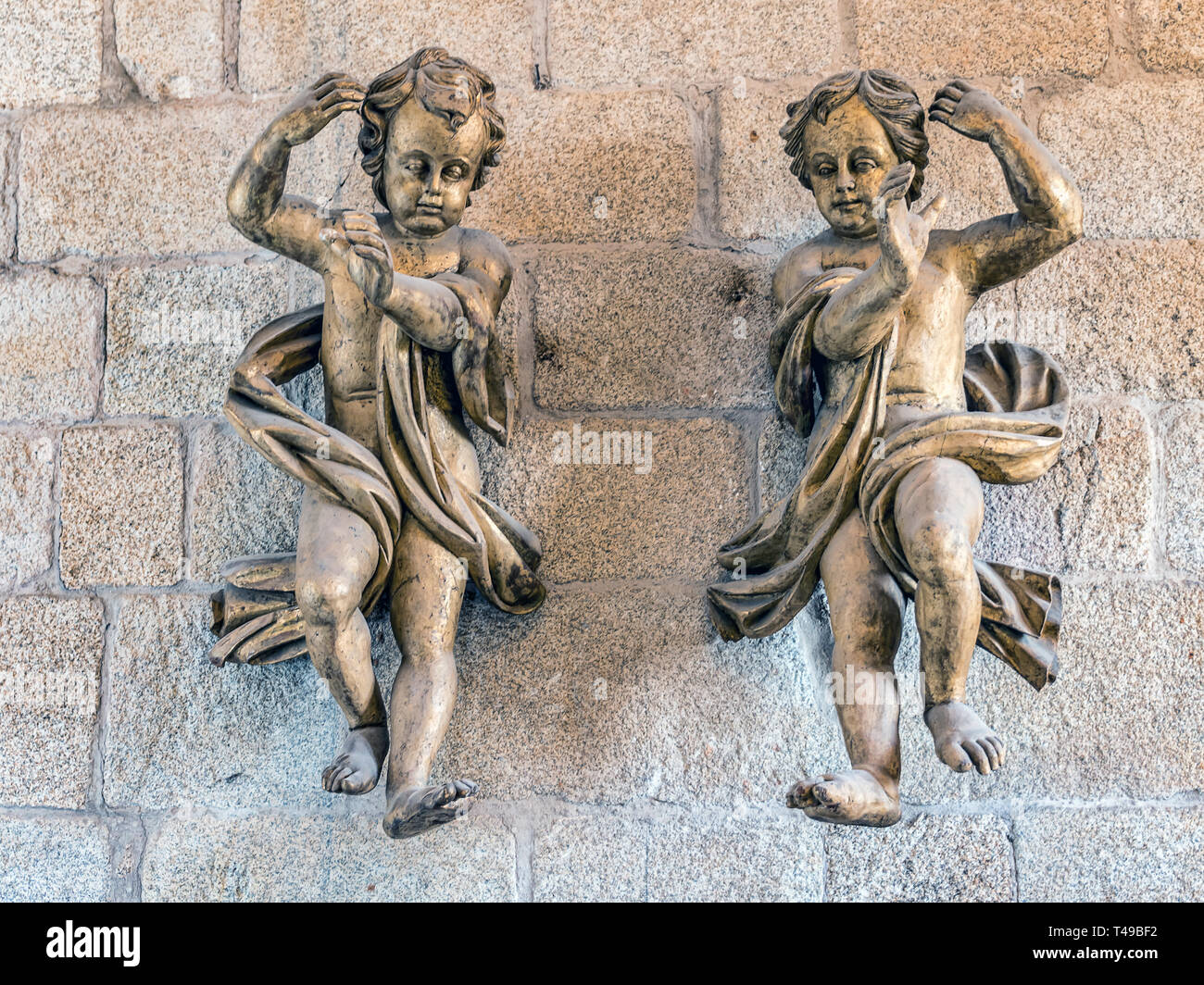 Zwei Putten in der romanischen Kathedrale von Porto, Portugal Stockfoto