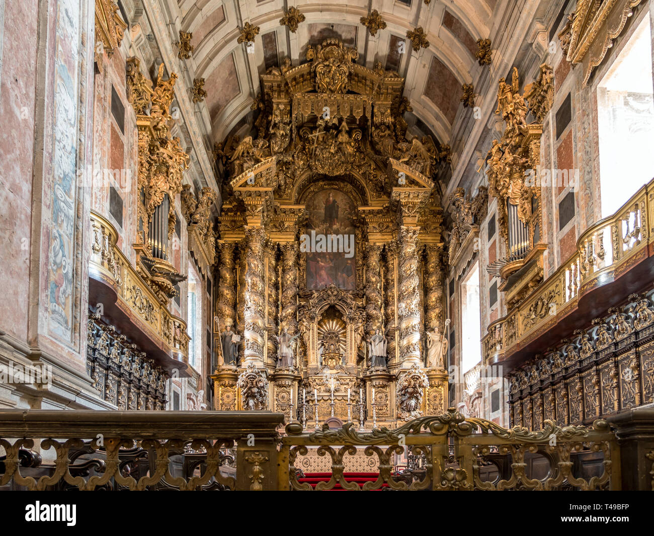 Altar im Romanischen Römisch-katholische Kathedrale von Porto, Portugal Stockfoto