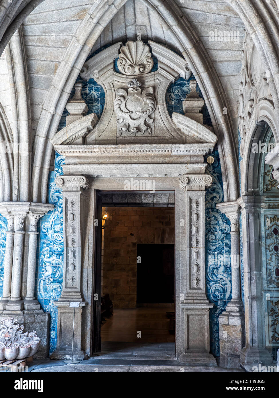 Zierpflanzen Eingang in die romanische Kathedrale von Porto, Portugal Stockfoto