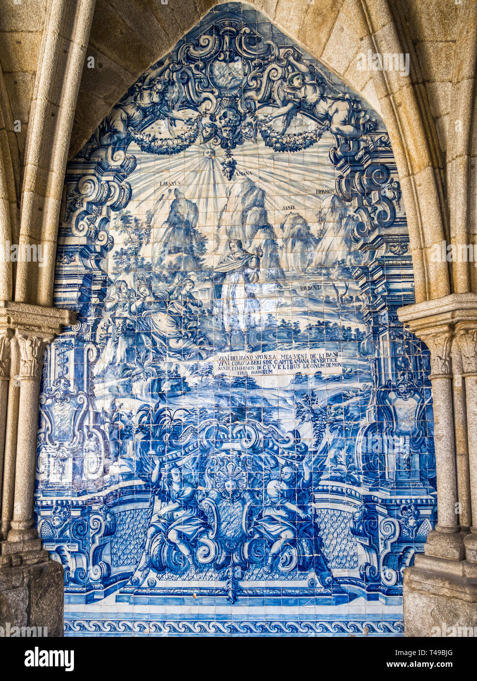 Zierpflanzen Bogen mit Fliesen- Fresken im romanischen Kathedrale von Porto, Portugal Stockfoto