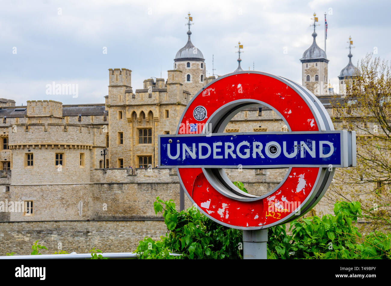 Von der Ausfahrt der Londoner U-Bahnstation Tower Hill, erhalten Sie eine Ansicht der Tower von London, eine beliebte Touristenattraktion. Stockfoto