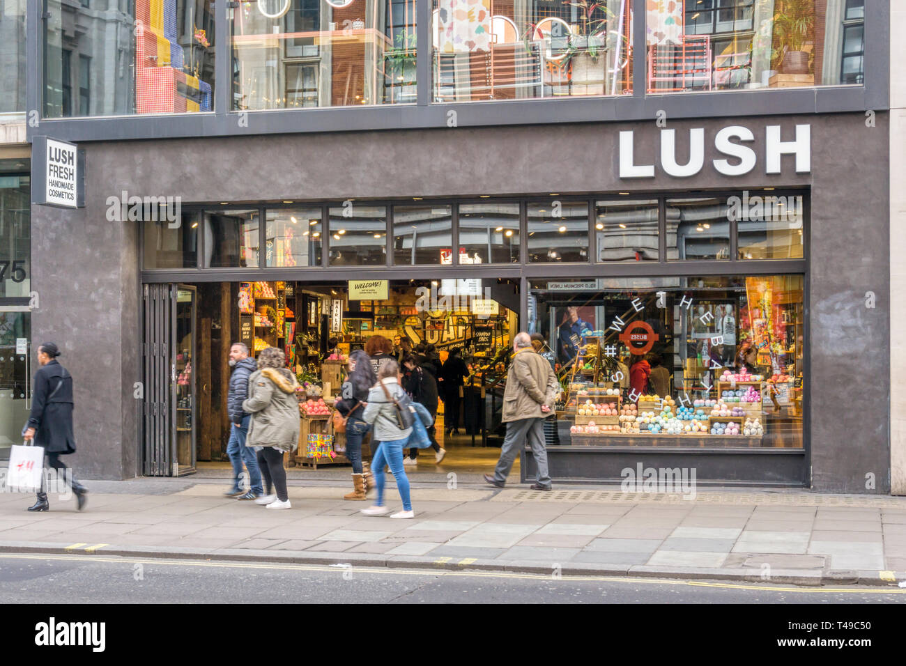 Ein Zweig der üppigen, kosmetische Einzelhändler, in der Oxford Street. Stockfoto