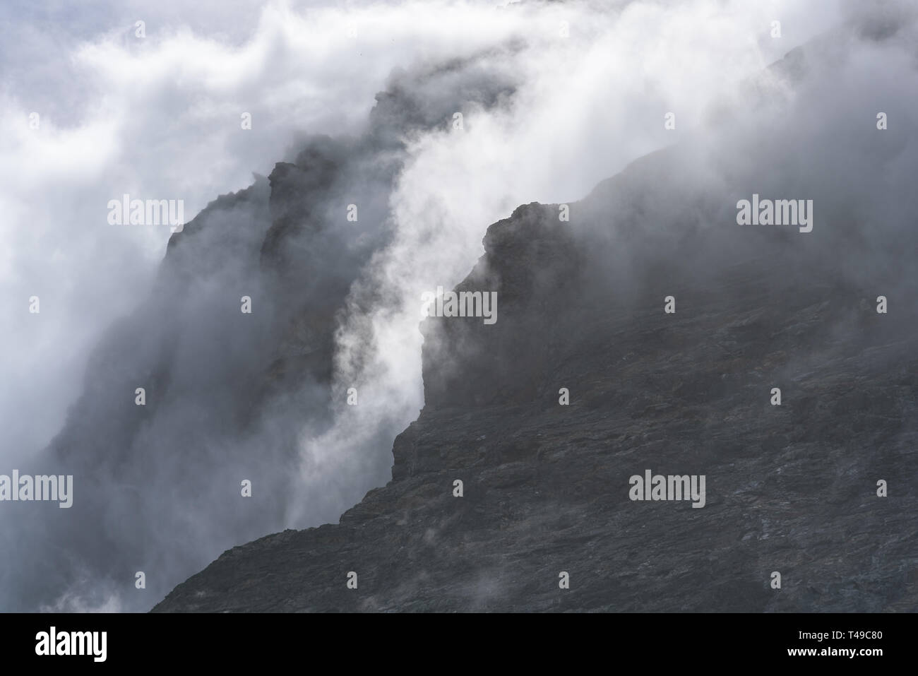 Dramatische Nebel gehüllt Felswand als Natur Hintergrund, Drygalski Fjord, Südgeorgien Stockfoto
