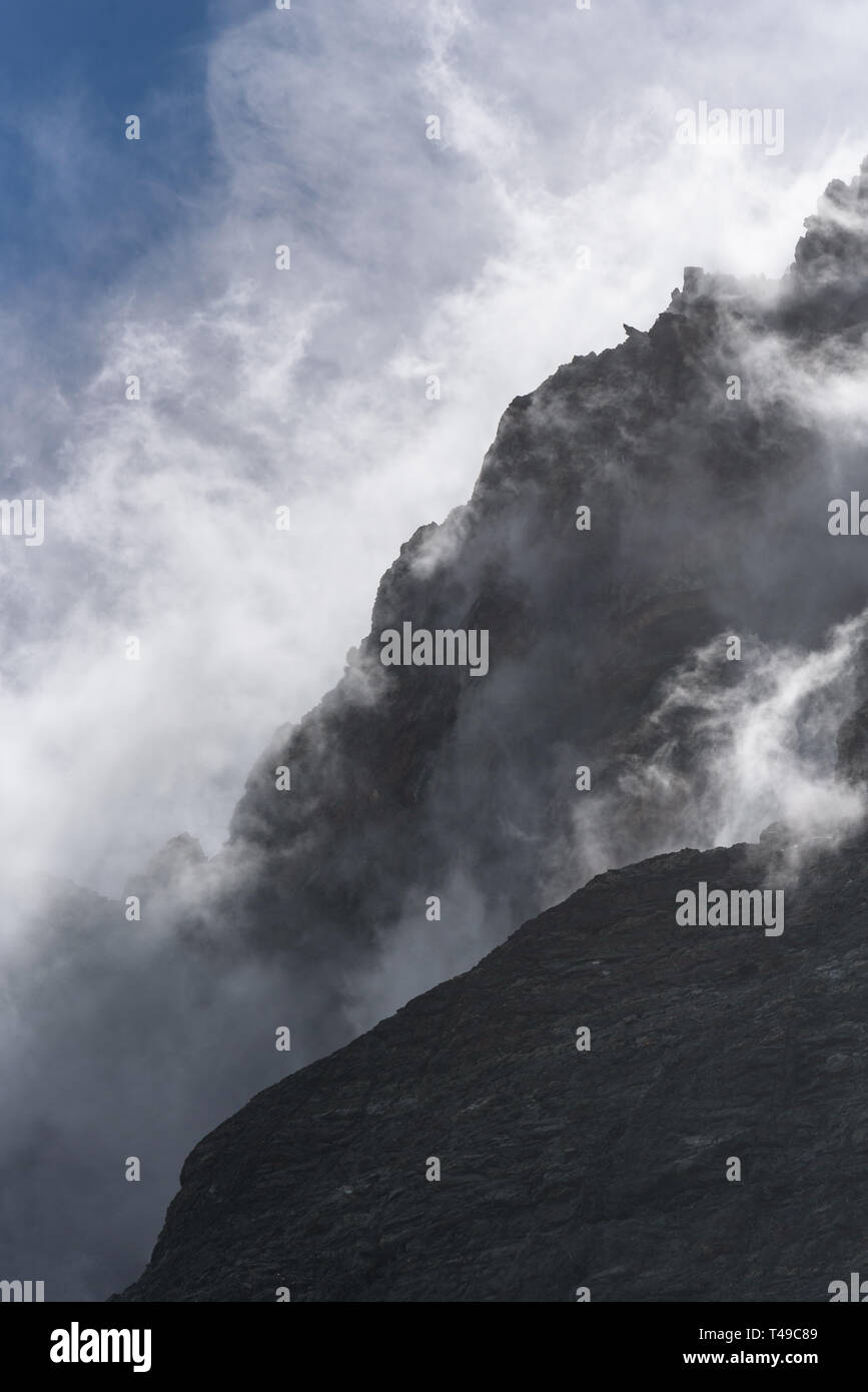 Dramatische Nebel gehüllt, Felswand und einem Hauch von blauen Himmel, als Natur Hintergrund, Drygalski Fjord, Südgeorgien Stockfoto