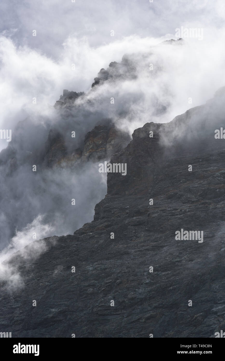 Dramatische Nebel gehüllt Felswand als Natur Hintergrund, Drygalski Fjord, Südgeorgien Stockfoto