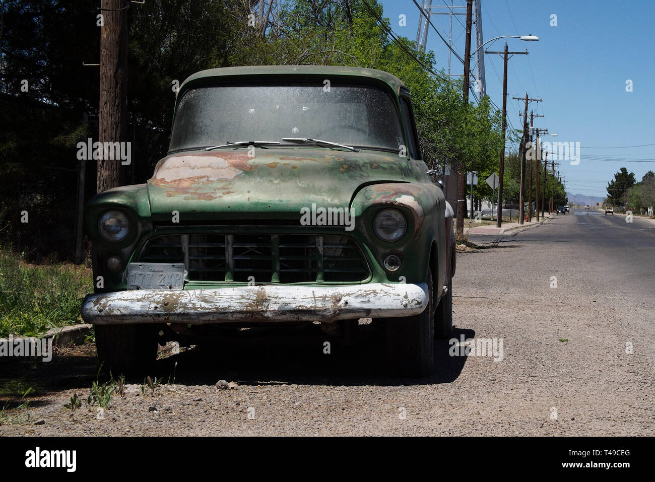 Alte Pickup in einer Straße von Marfa, Texas geparkt. Stockfoto