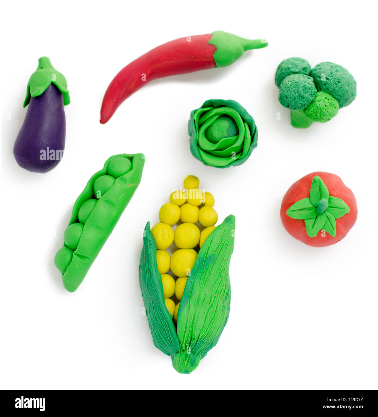 Plastilin Gemüse, Mais, Tomaten, Erbsen, Auberginen, Brokkoli, Kohl, Paprika, isoliert auf weißem Stockfoto