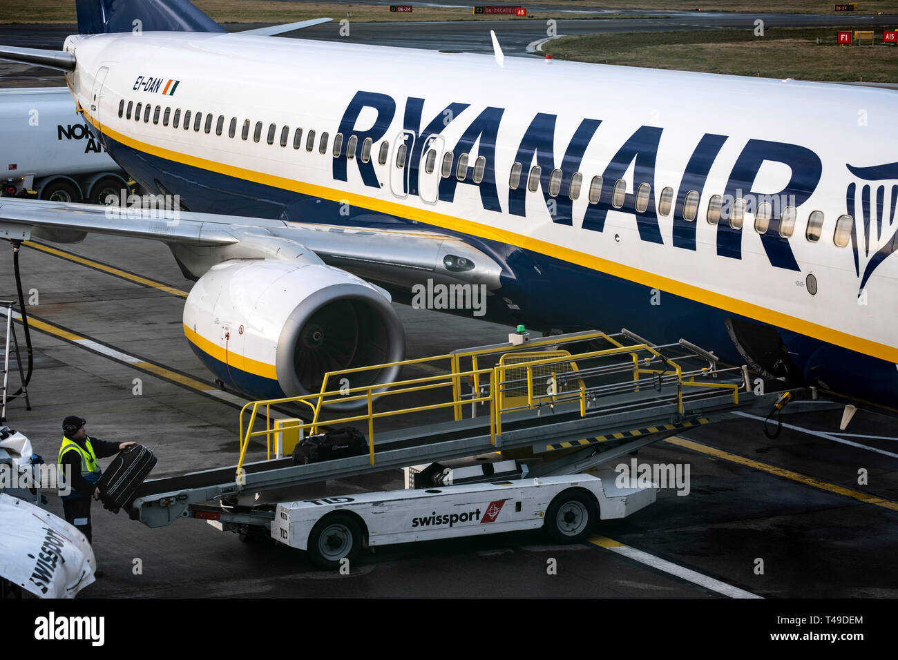 Beutel handler laden Koffer auf Ryanair Flugzeug Stockfoto