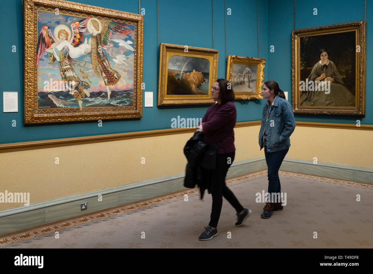 Zwei Frauen an Gemälde im Inneren der Scottish National Gallery Art Museum, Edinburgh, Schottland, Großbritannien, Europa Stockfoto