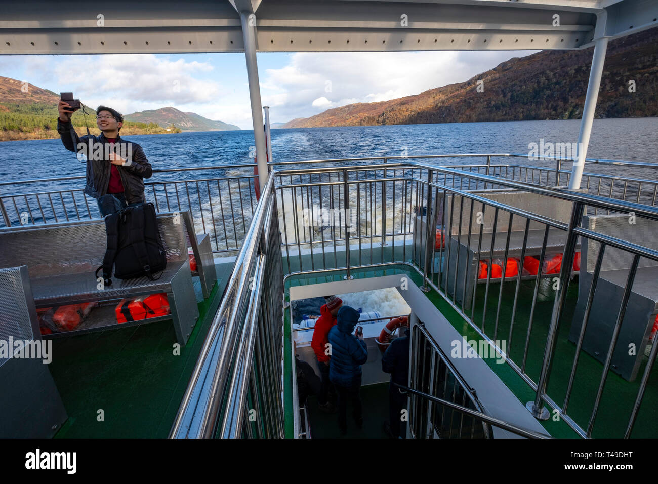Tourist, selfie an Bord eine Kreuzfahrt Boot navigieren auf Loch Ness, Highlands, Schottland, Großbritannien, Europa Stockfoto