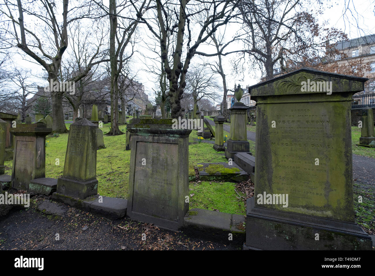 Kirkyard Friedhof neben der Pfarrkirche St. Cuthbert, Edinburgh, Schottland, Großbritannien, Europa Stockfoto