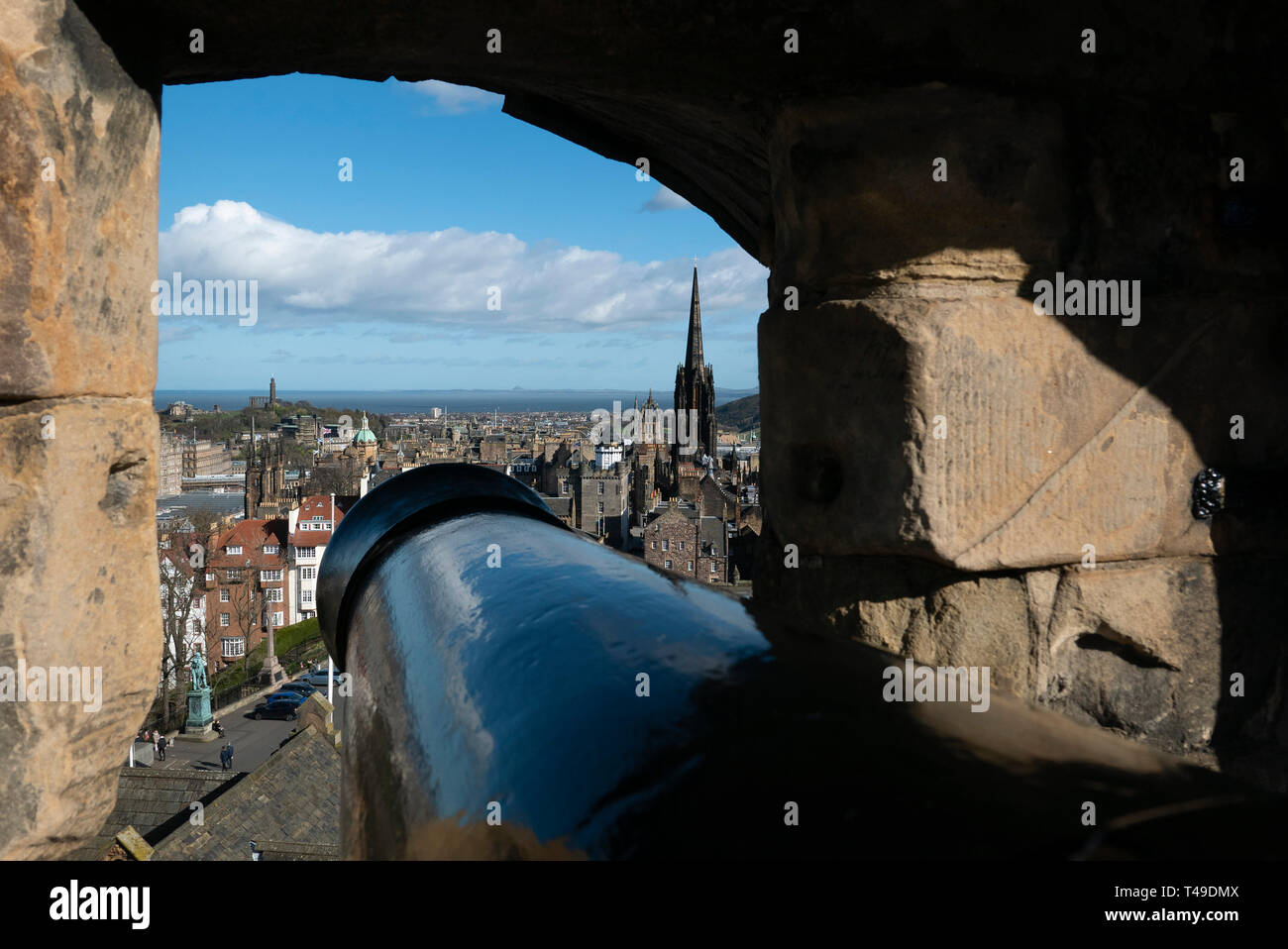 Blick vom Schloss Edinburgh mit einer Kanone im Vordergrund, Edinburgh, Schottland, Großbritannien, Europa Stockfoto