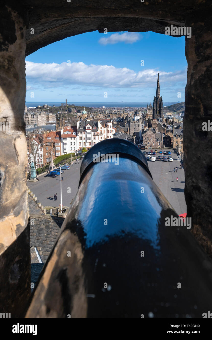 Blick vom Schloss Edinburgh mit einer Kanone im Vordergrund, Edinburgh, Schottland, Großbritannien, Europa Stockfoto