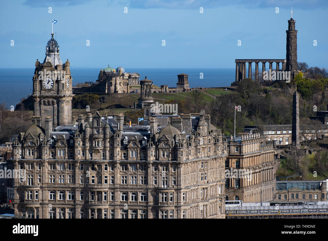 Das Balmoral Hotel, Nelson Denkmal, Playfair Monument und Kollektive auf Calton Hill, Edinburgh, Schottland, Großbritannien, Europa Stockfoto