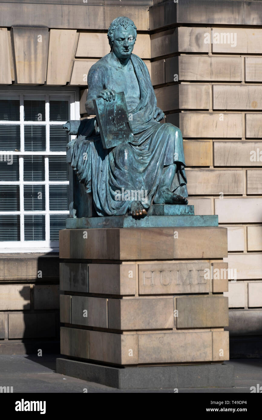 Bronzestatue von Erleuchtung Philosoph David Hume von schottischen Bildhauer Alexander Stoddart auf der Royal Mile in Edinburgh, Schottland, Großbritannien Stockfoto