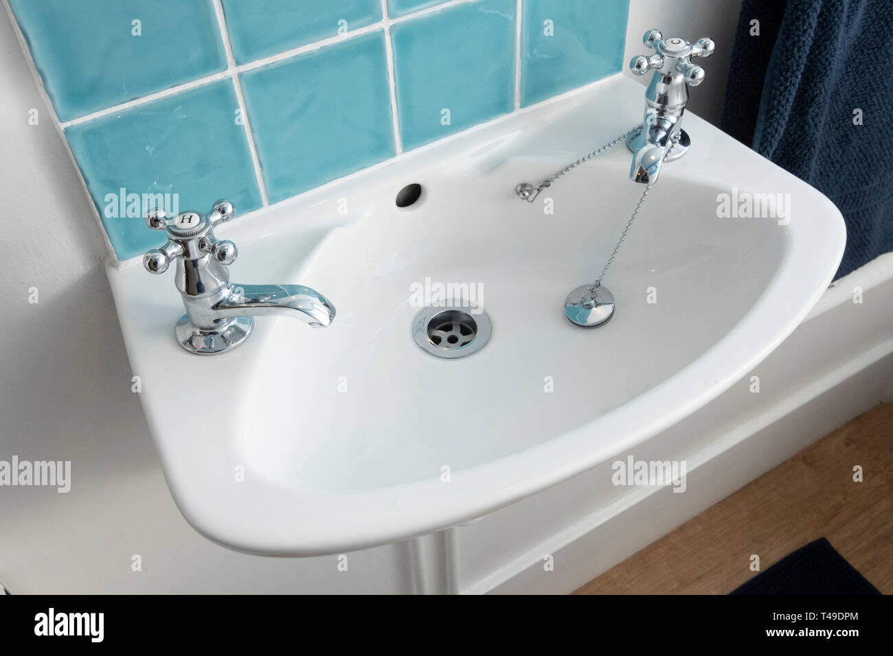 Badezimmer Waschbecken mit warmem und kaltem Armaturen Stockfoto
