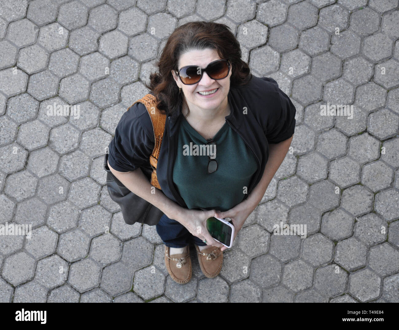 Frau, die auf einem Sechseckigen Plaza suchen Nach Oben, Niagara Falls Kanada Stockfoto