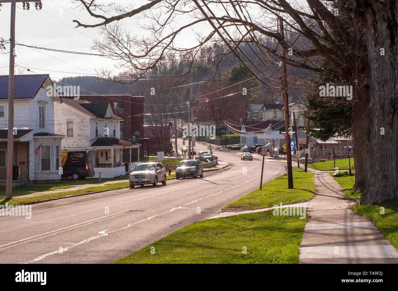 Main Street in der Stadt gegenüber der Small Business District in der Stadt im Frühling in Tidioute, Pennsylvania, USA suchen Stockfoto
