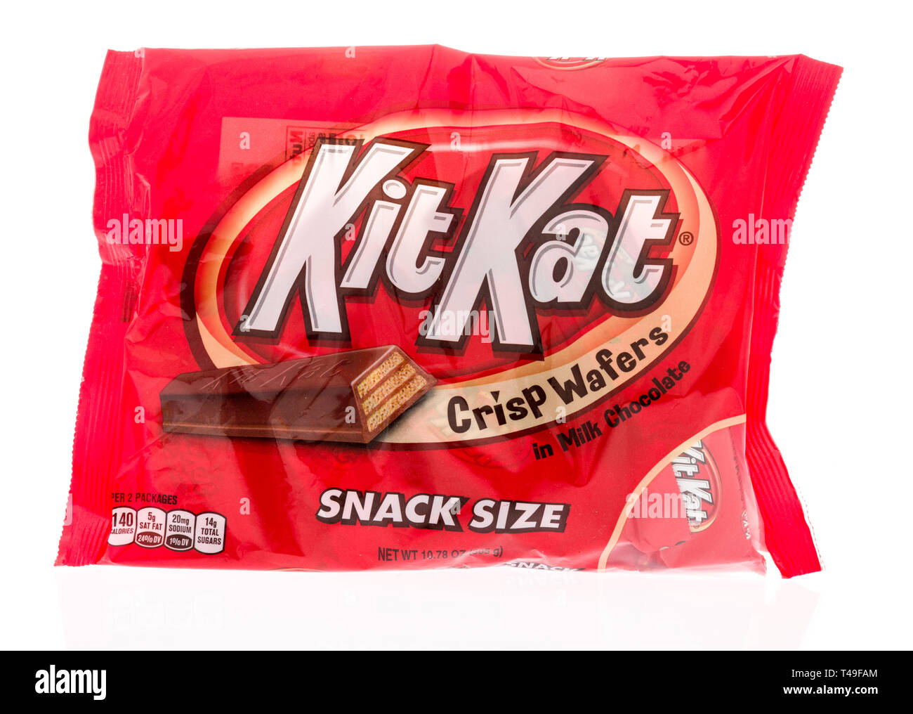 Winneconne, WI - 12 April 2019: eine Tasche von Kit Kat crips Wafer Candy Bars auf einem isolierten Hintergrund Stockfoto